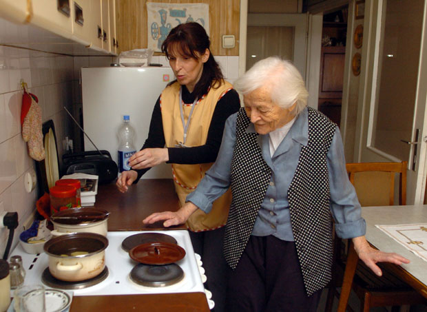 Волонтери помажу сениорима: Посебни сервиси за помоћ старијима